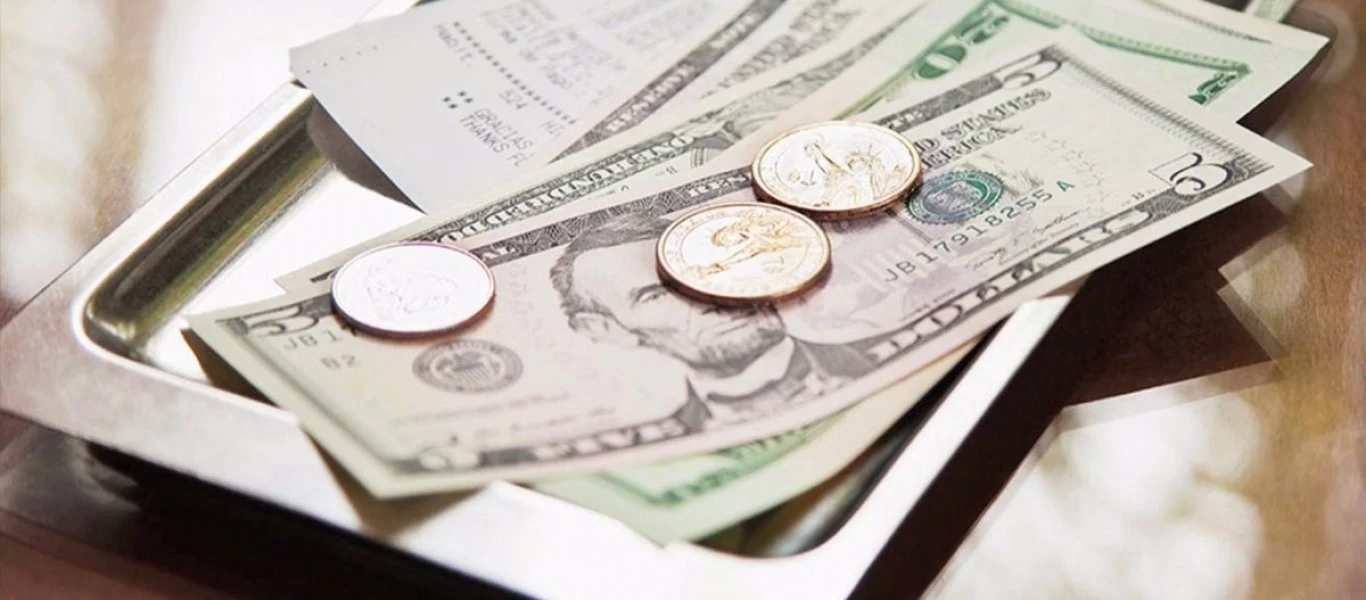 Τυχερός ο σερβιτόρος: Πελάτης σε εστιατόριο άφησε 5.600 δολ... φιλοδώρημα!